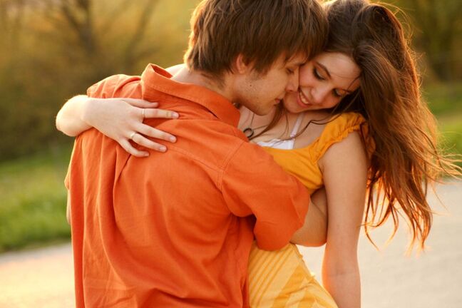Abrazando a una chica, el hombre muestra señales de excitación fisiológica
